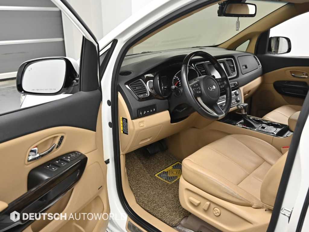 KIA Carnival - Vista 11
