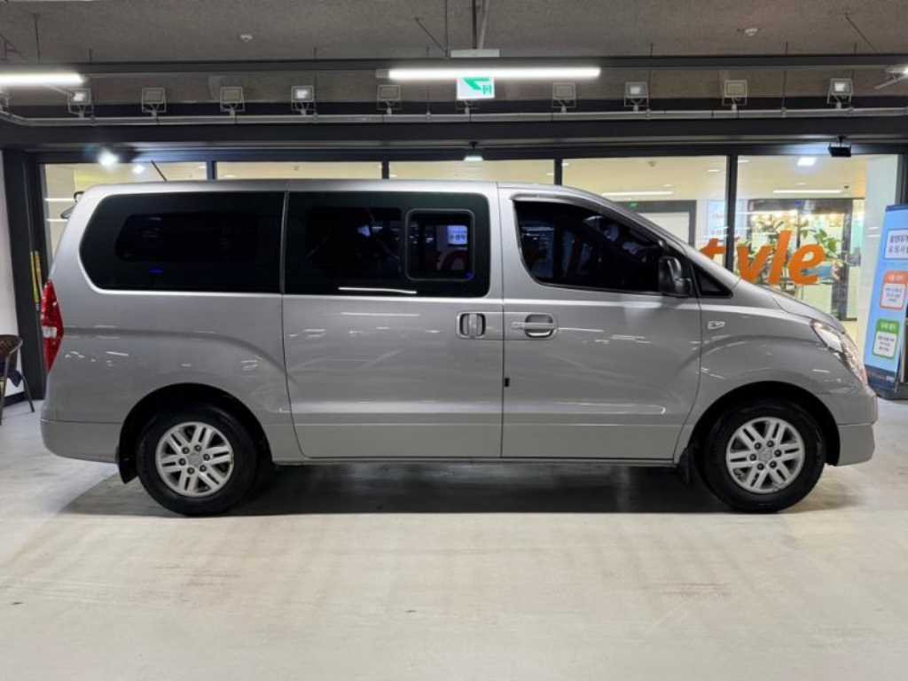 HYUNDAI Starex - Vista 3