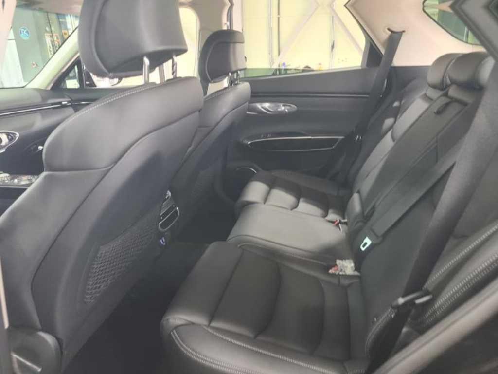 Genesis GV70 - Vista 8