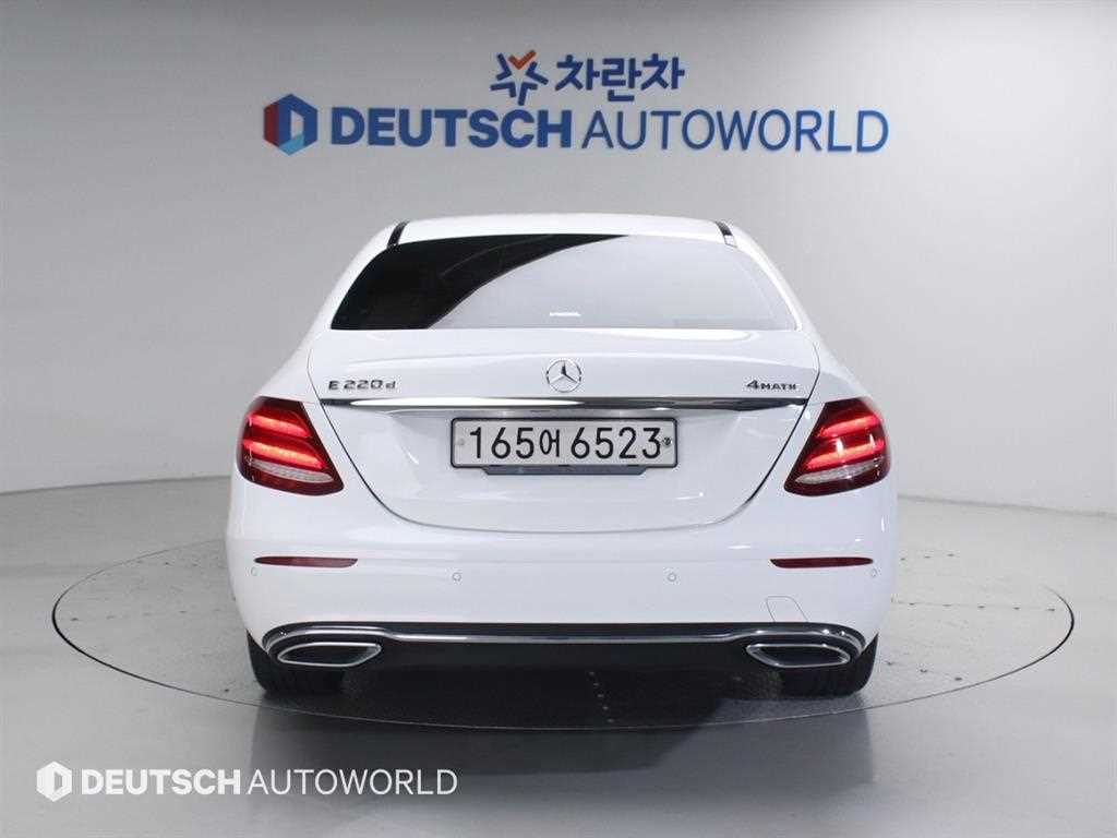 Mercedes Benz E class - Vista 4