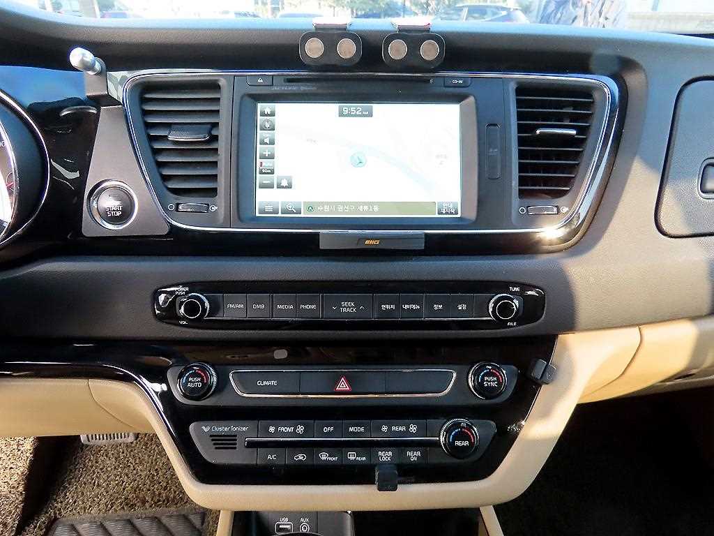 KIA Carnival - Vista 12