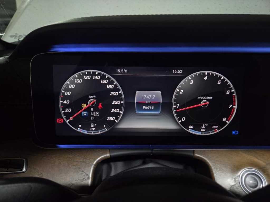 Mercedes Benz E class - Vista 8