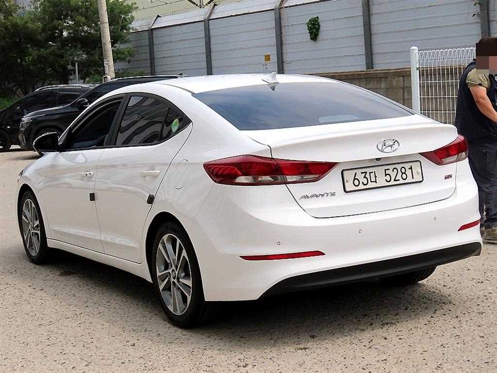 HYUNDAI Avante - Vista 3