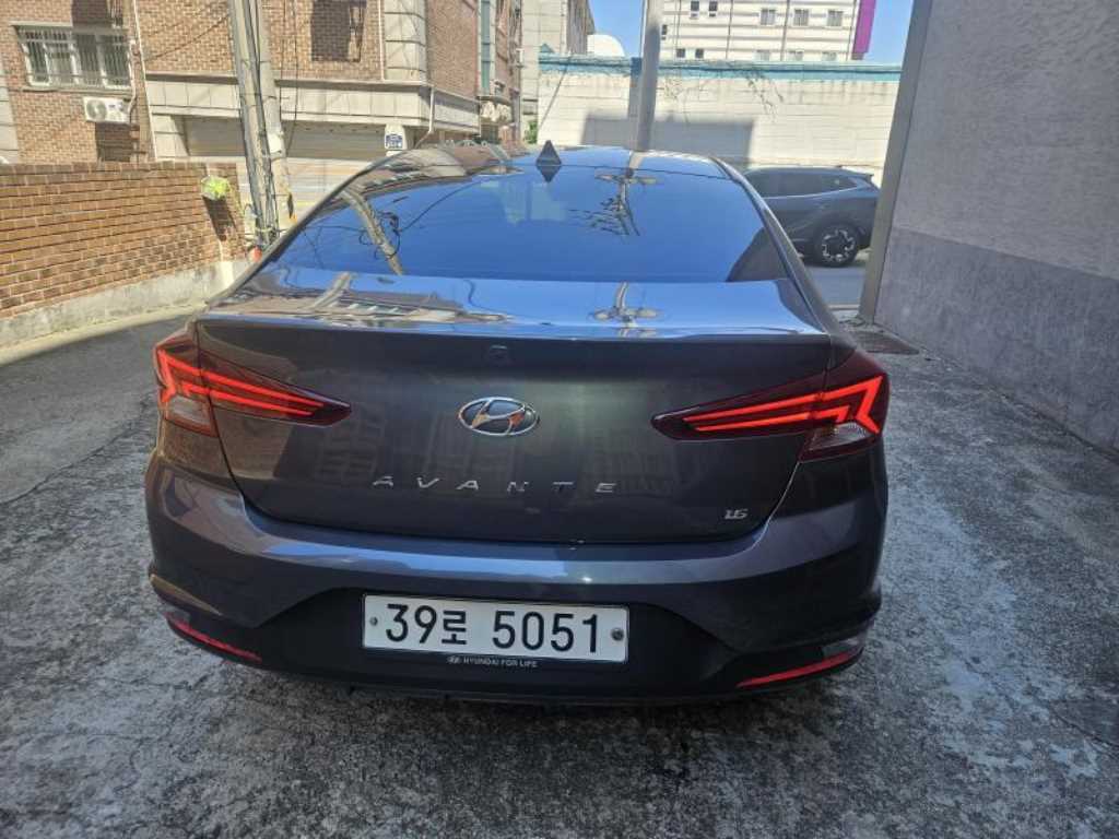 HYUNDAI Avante - Vista 2
