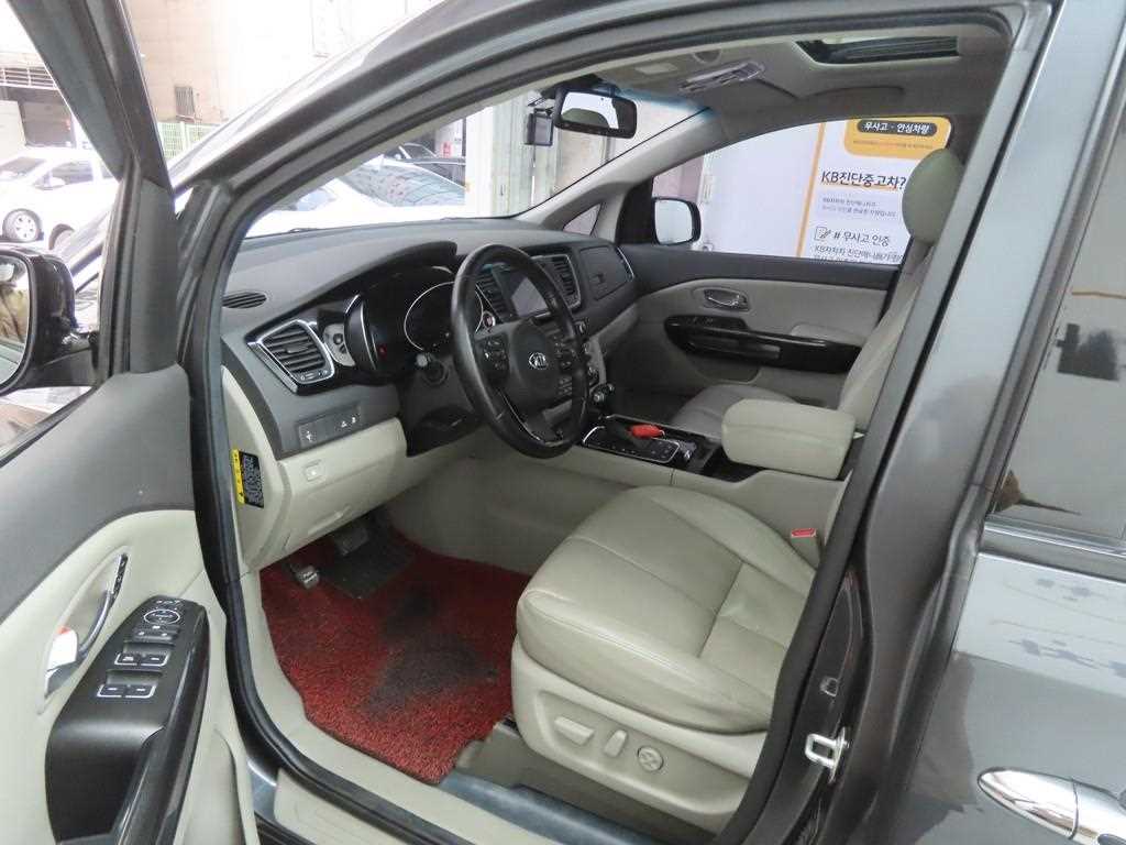 KIA Carnival - Vista 5