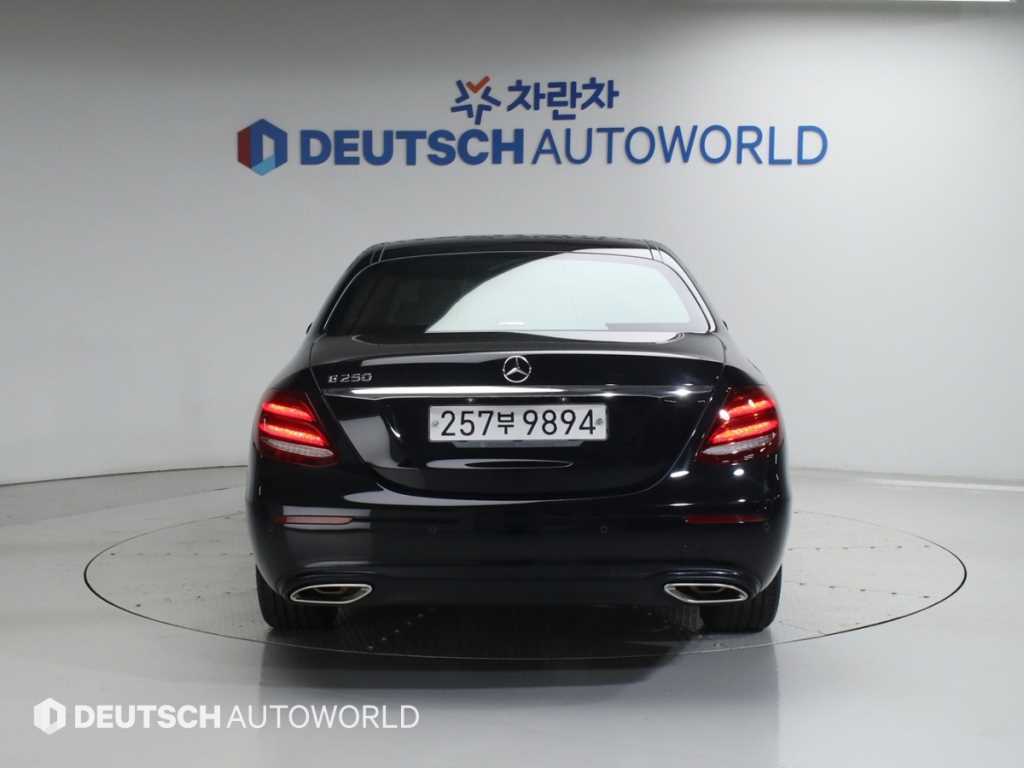 Mercedes Benz E class - Vista 4