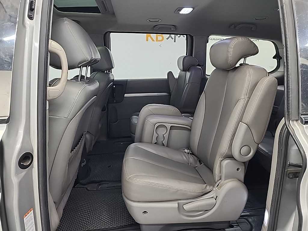 KIA Carnival - Vista 12