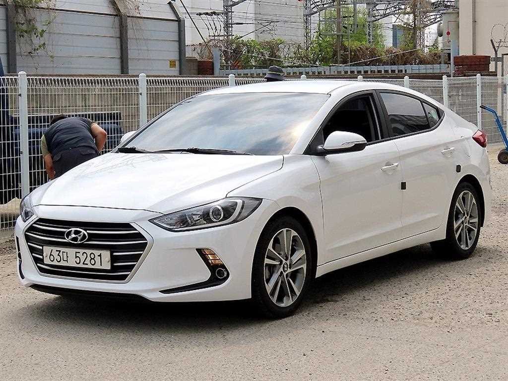 HYUNDAI Avante - Vista 2