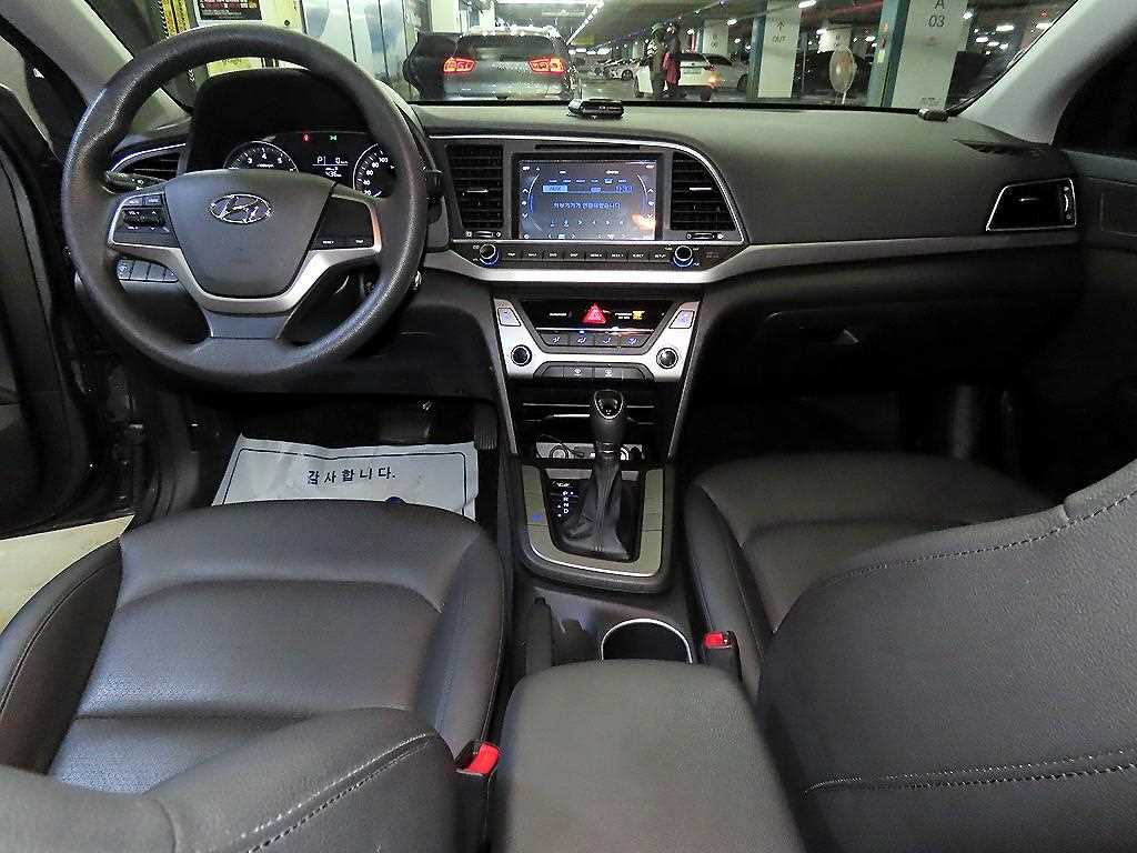 HYUNDAI Avante - Vista 10