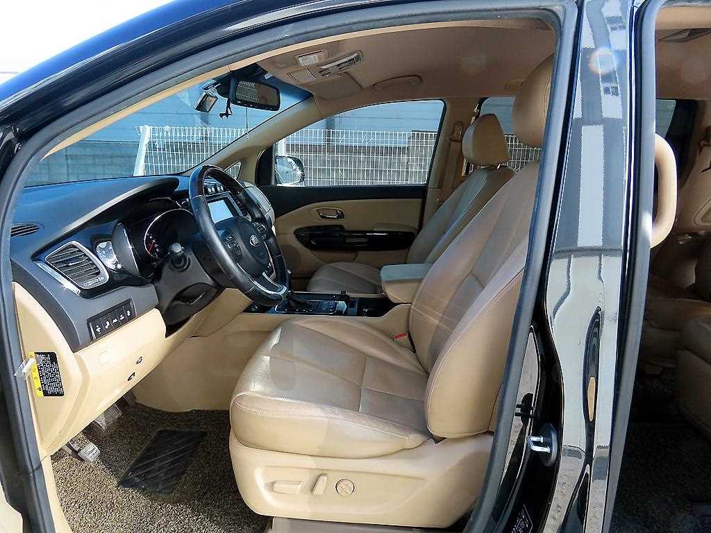 KIA Carnival - Vista 5