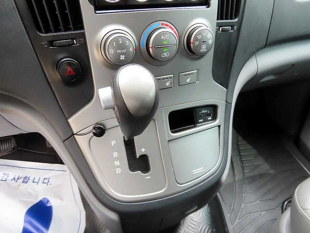 HYUNDAI Starex - Vista 10