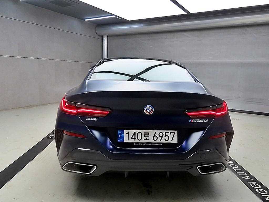 BMW 8 Series - Vista 3