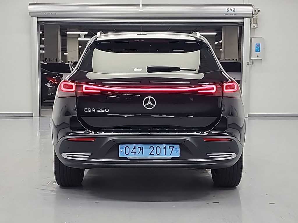 Mercedes Benz EQA - Vista 3