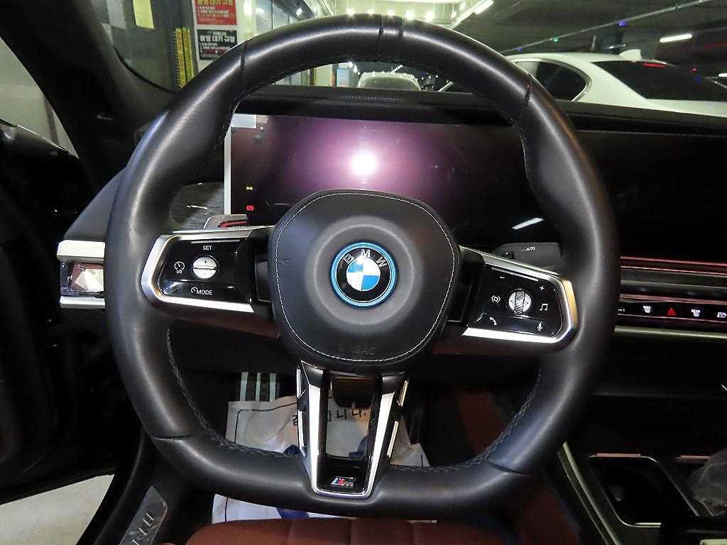 BMW i7 - Vista 8