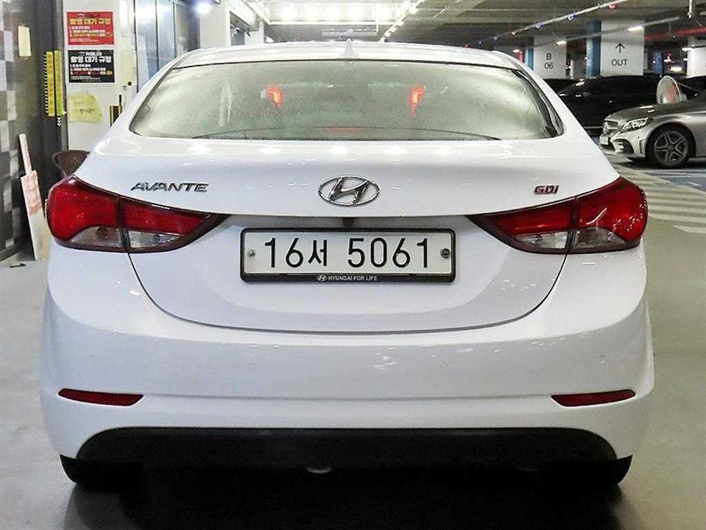 HYUNDAI Avante - Vista 5