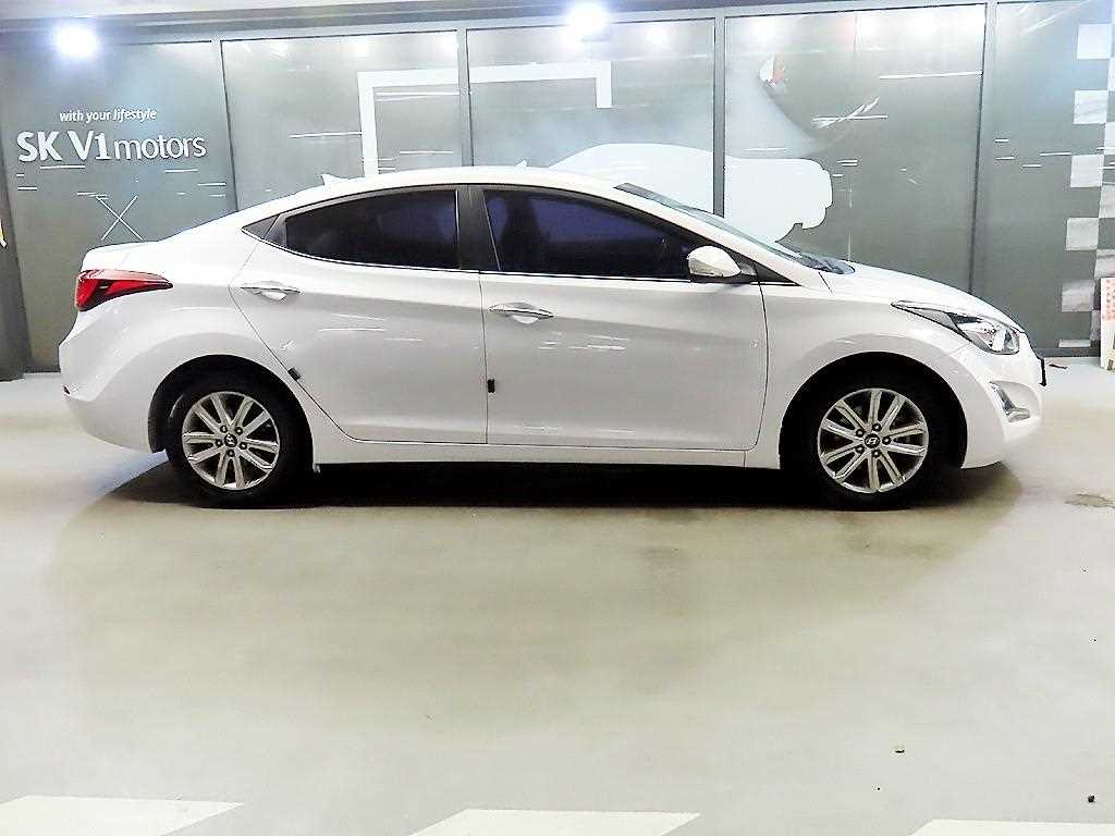 HYUNDAI Avante - Vista 3
