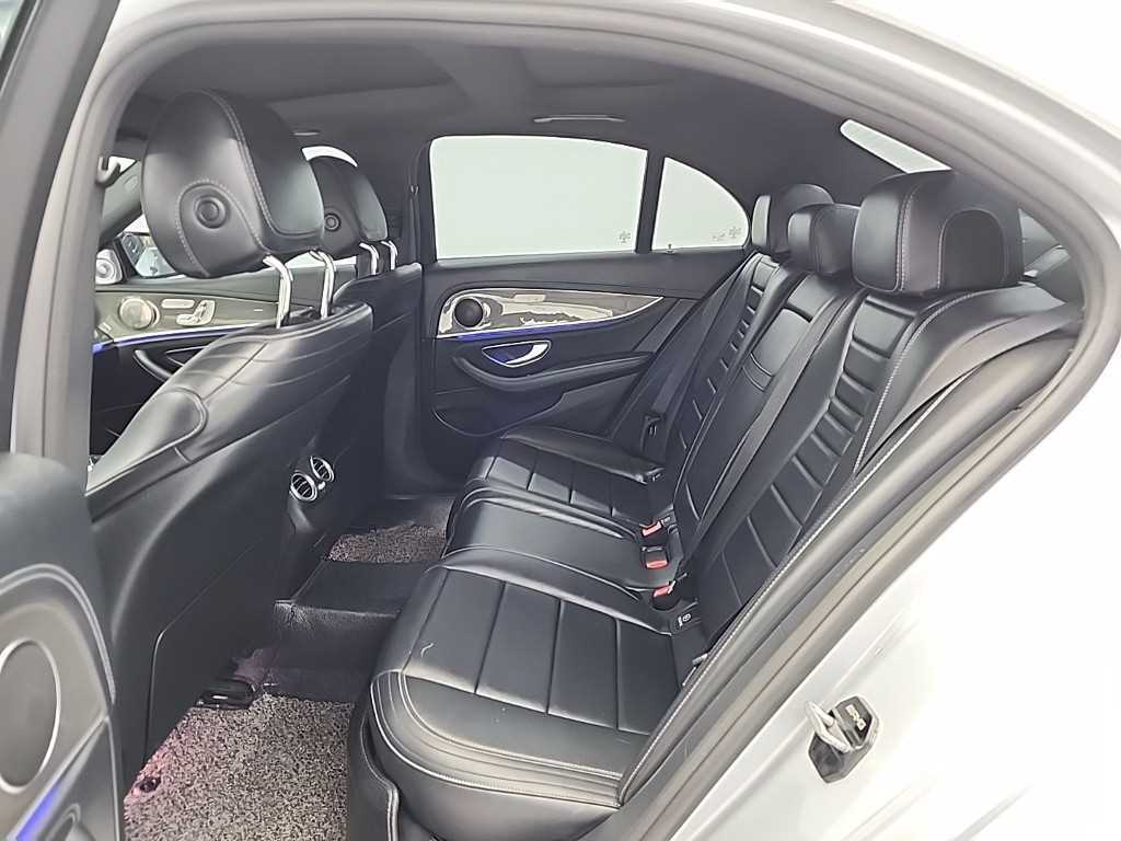 Mercedes Benz E class - Vista 12