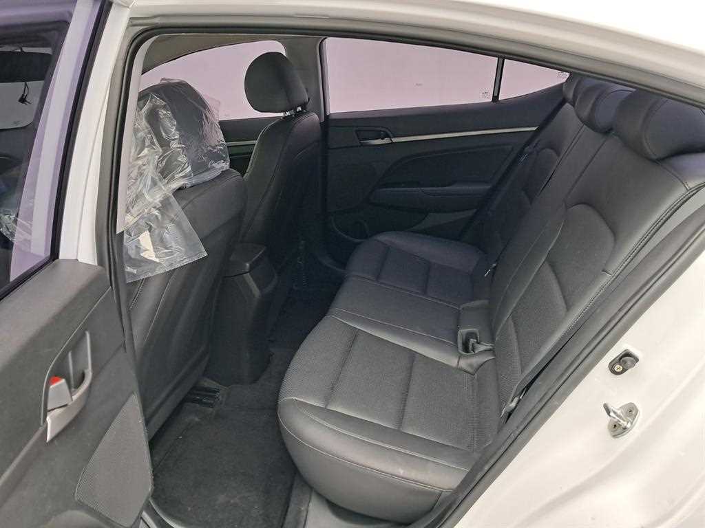 HYUNDAI Avante - Vista 12