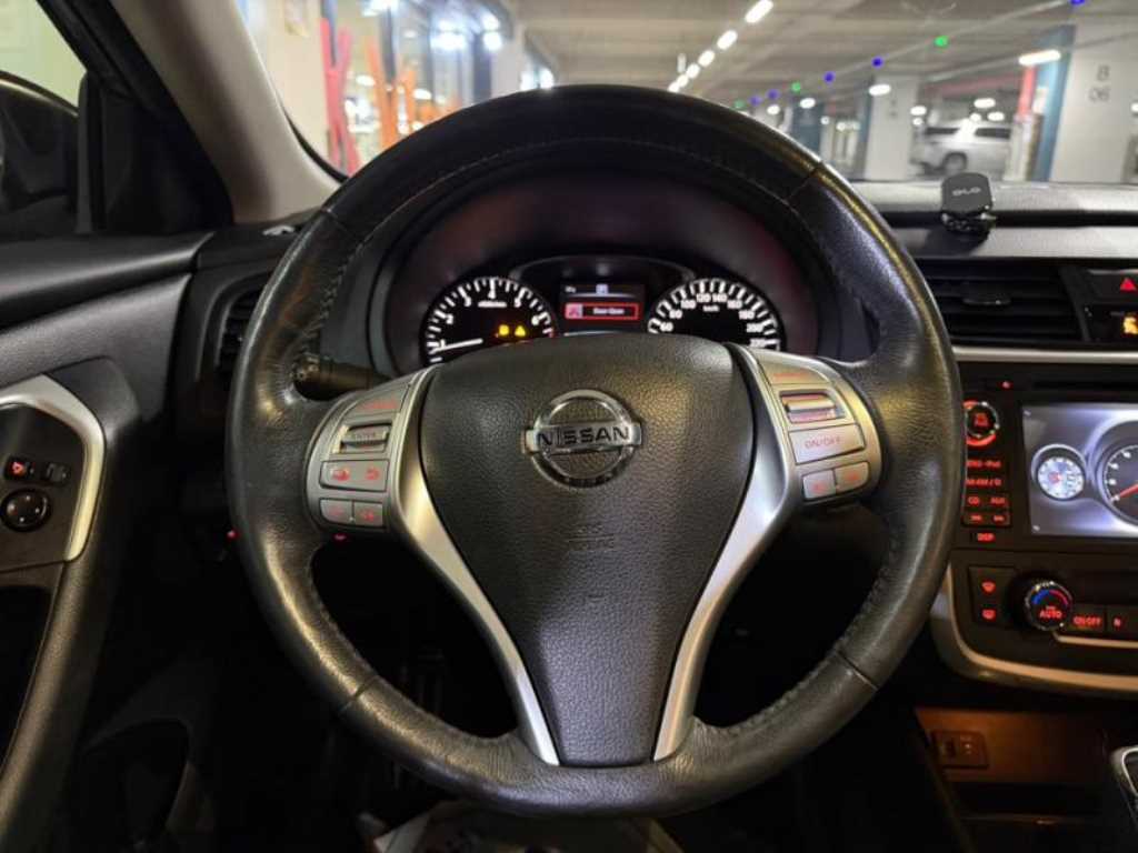 Nissan Altima - Vista 8