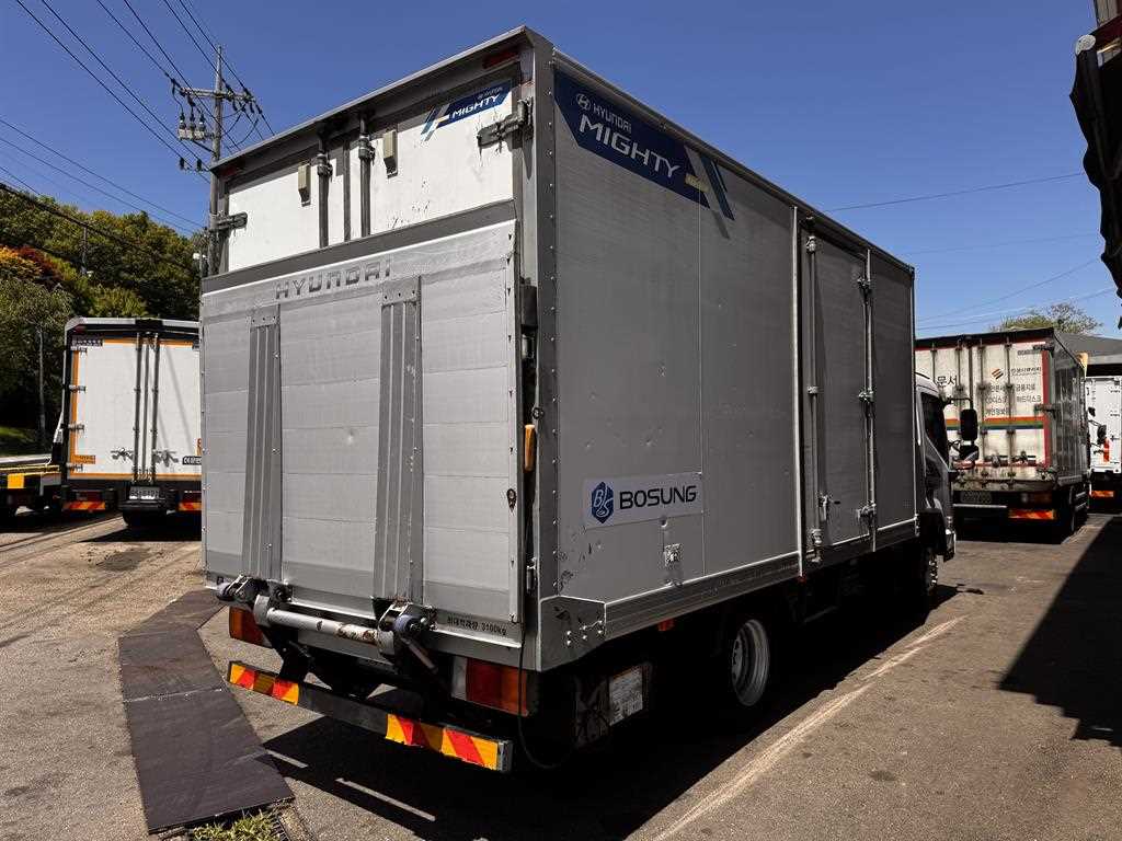 medium and large cargo truck - Vista 4