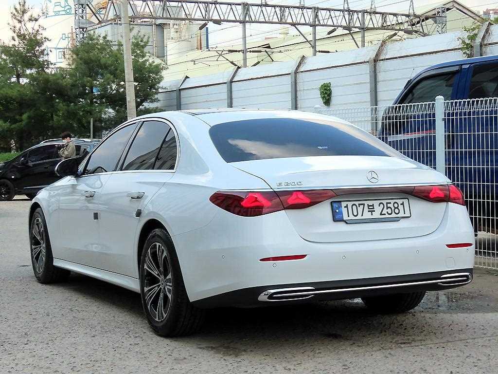 Mercedes Benz E class - Vista 4
