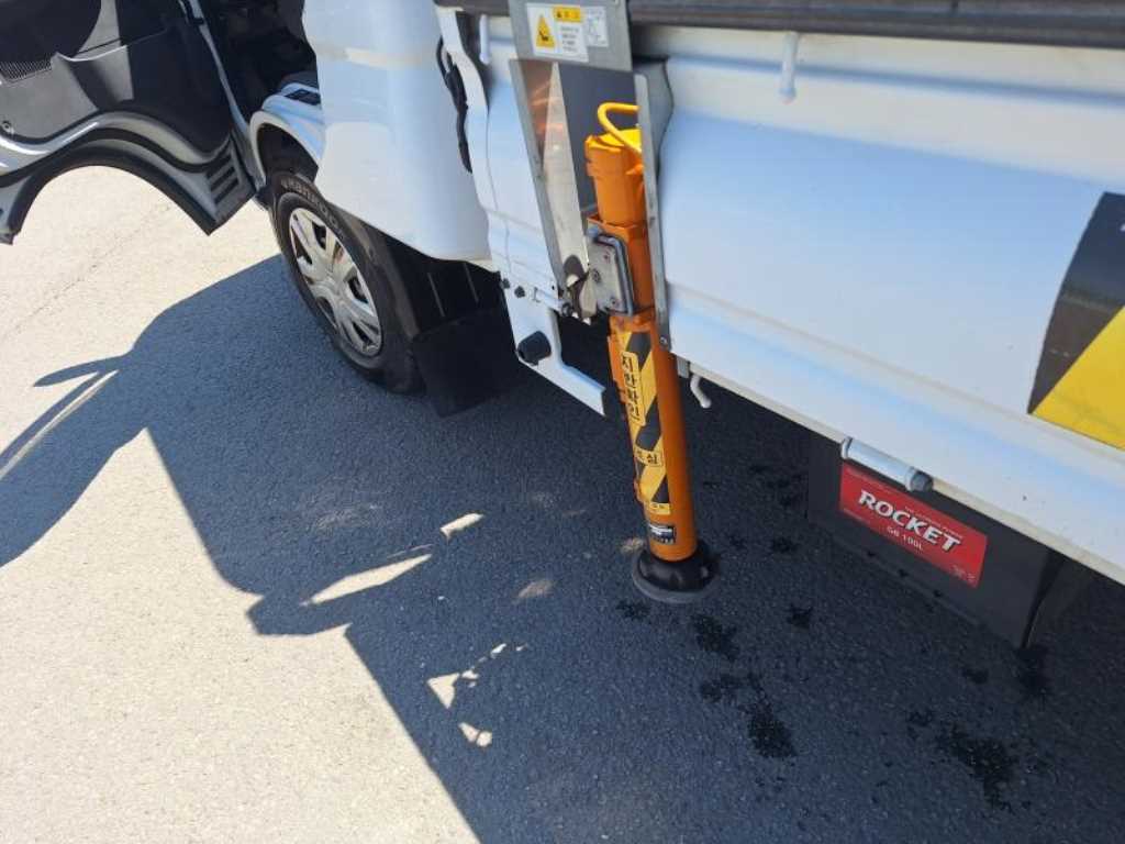 Small Truck Complaint (complaint vehicle) - Vista 6