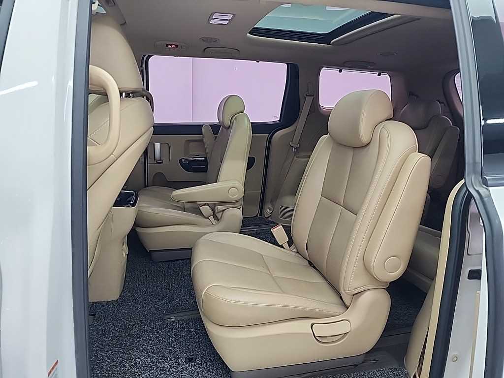 KIA Carnival - Vista 12
