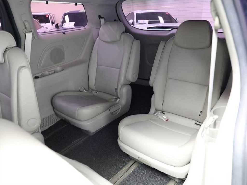 KIA Carnival - Vista 8