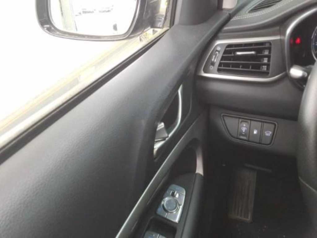 Genesis G70 - Vista 3