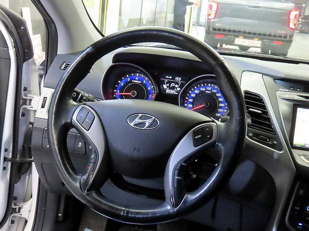 HYUNDAI Avante - Vista 8