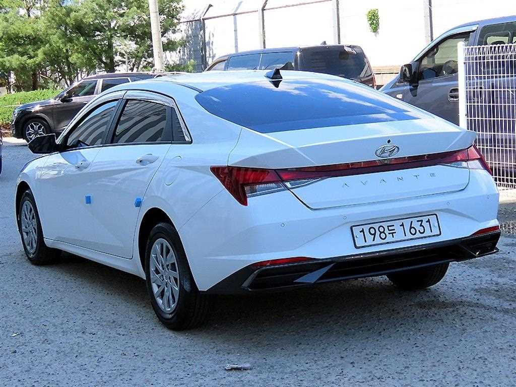 HYUNDAI Avante - Vista 3