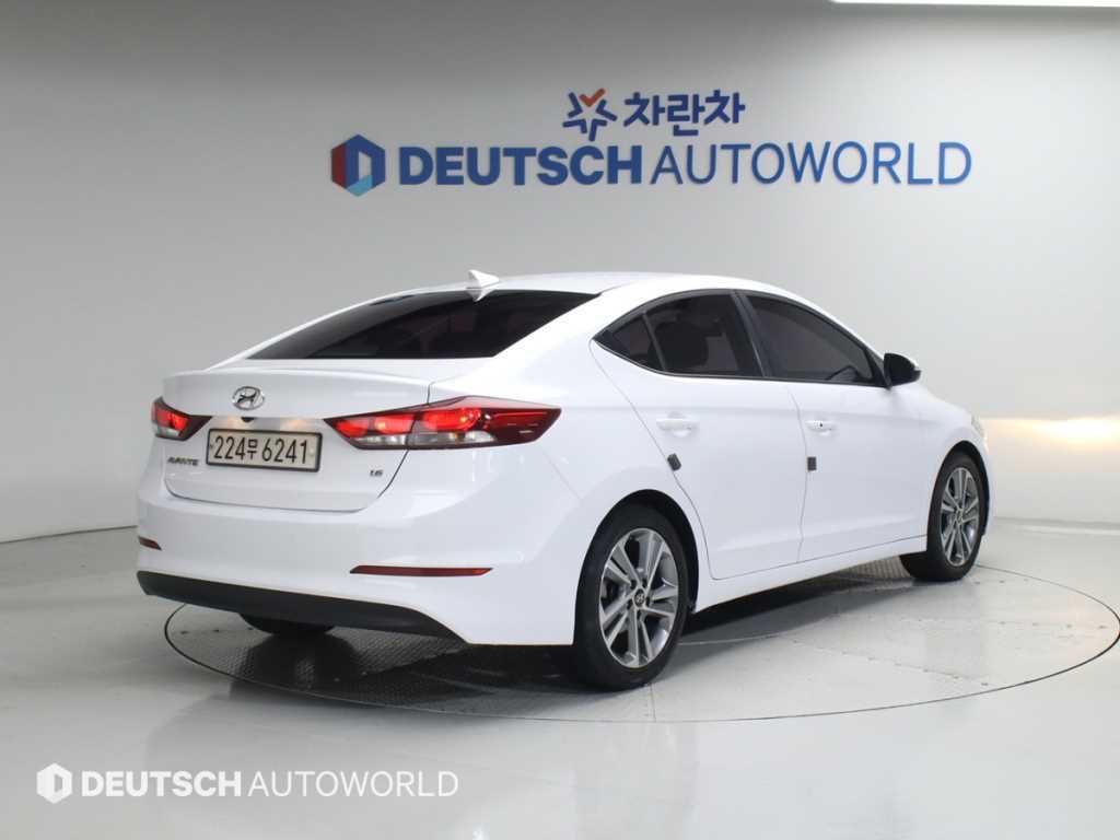 HYUNDAI Avante - Vista 2