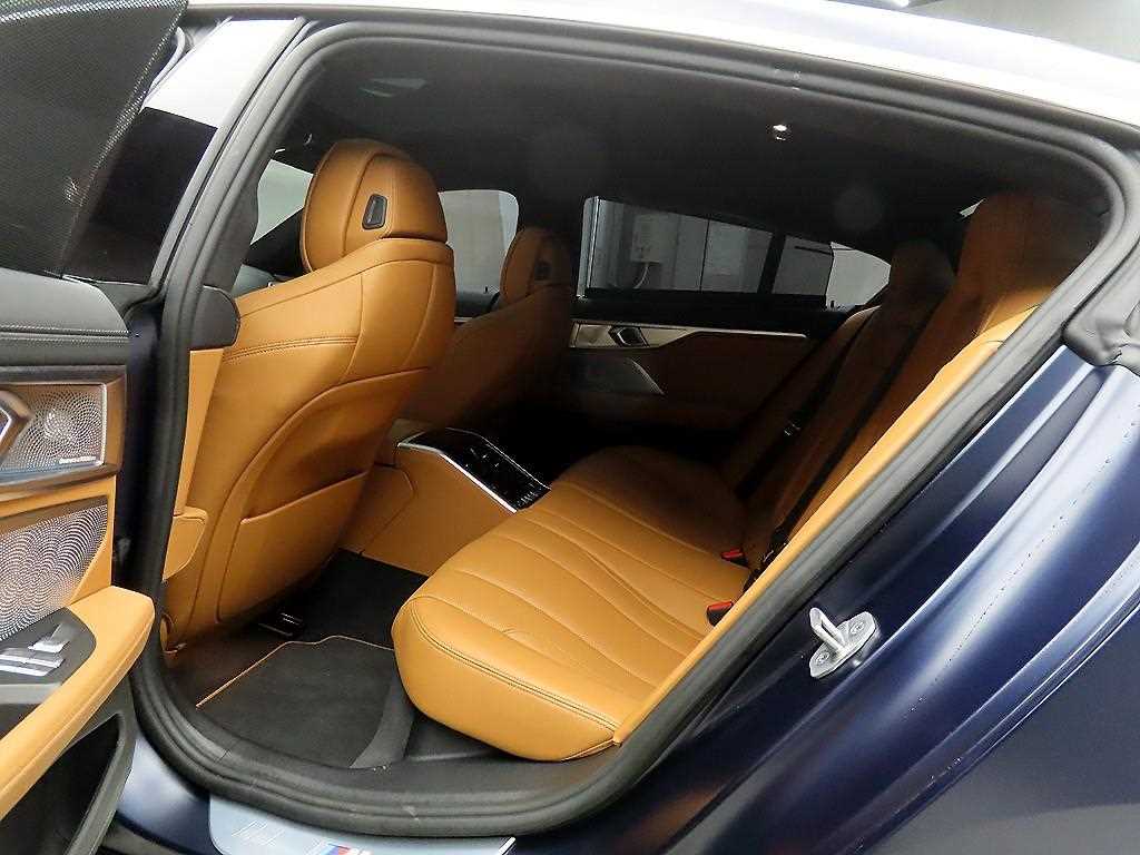 BMW 8 Series - Vista 6