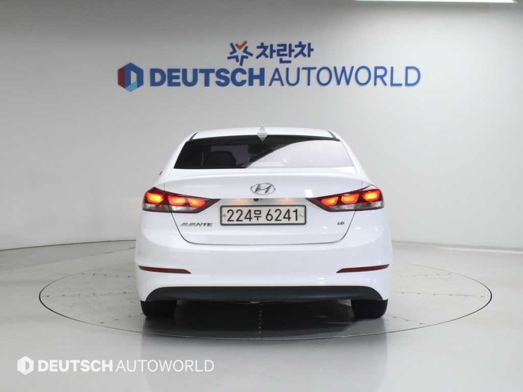 HYUNDAI Avante - Vista 4