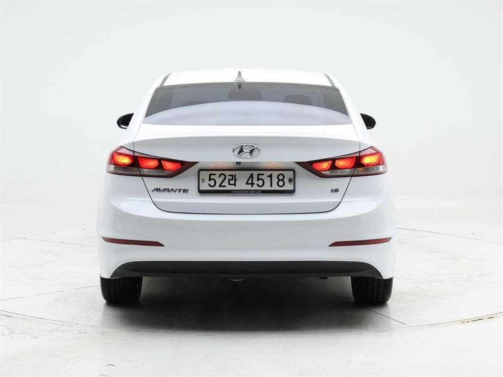 HYUNDAI Avante - Vista 5