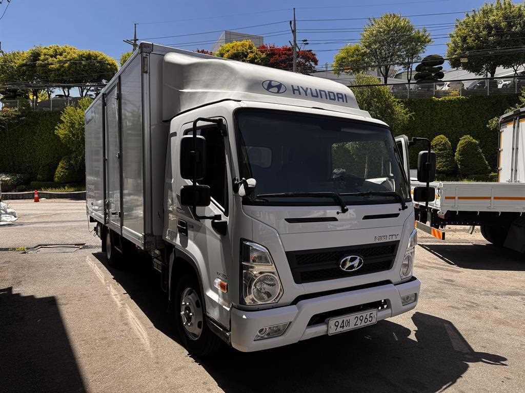 medium and large cargo truck - Vista 3