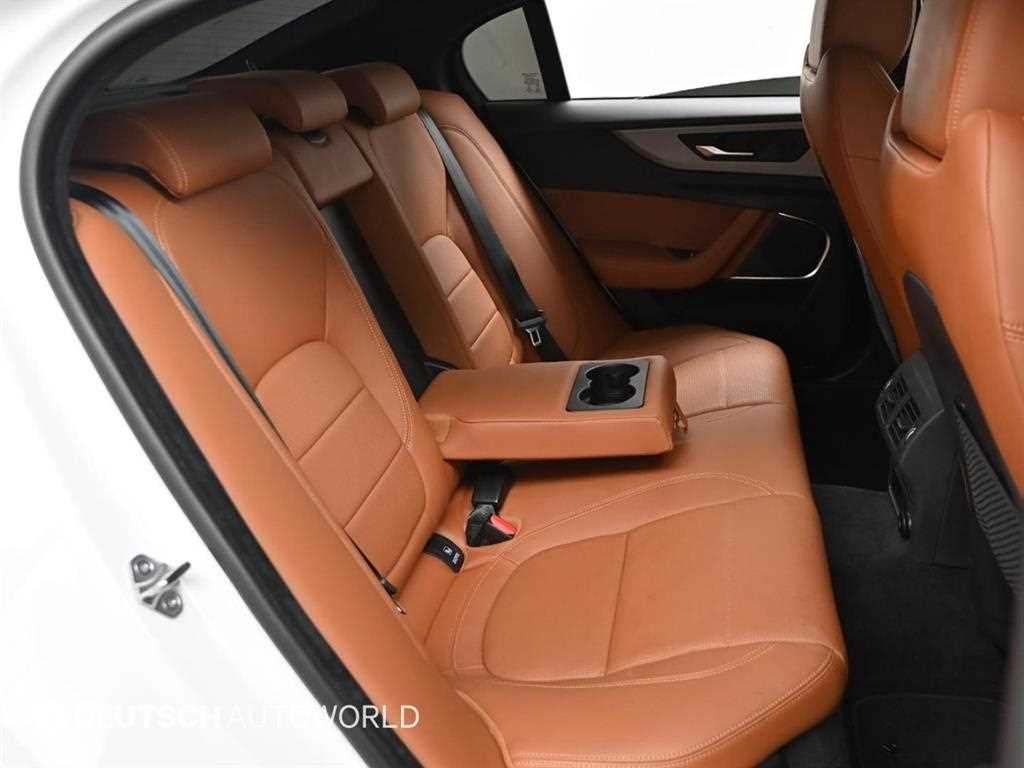 Jaguar XE - Vista 12