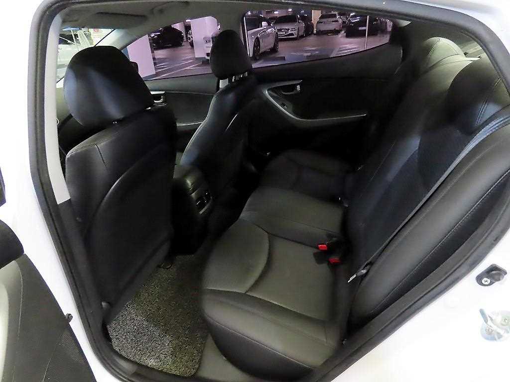 HYUNDAI Avante - Vista 7