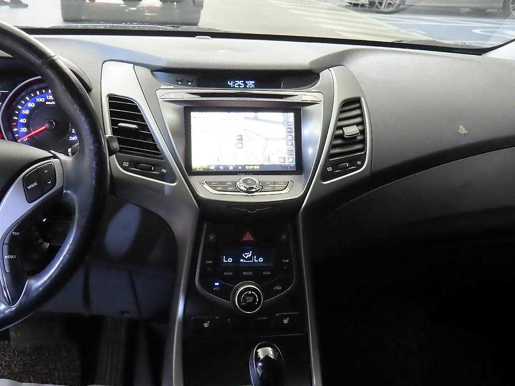 HYUNDAI Avante - Vista 11