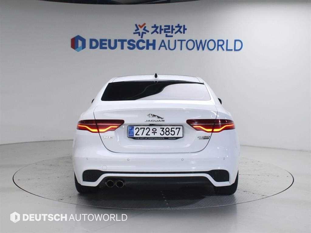 Jaguar XE - Vista 4