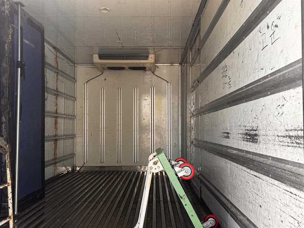 medium and large cargo truck - Vista 9
