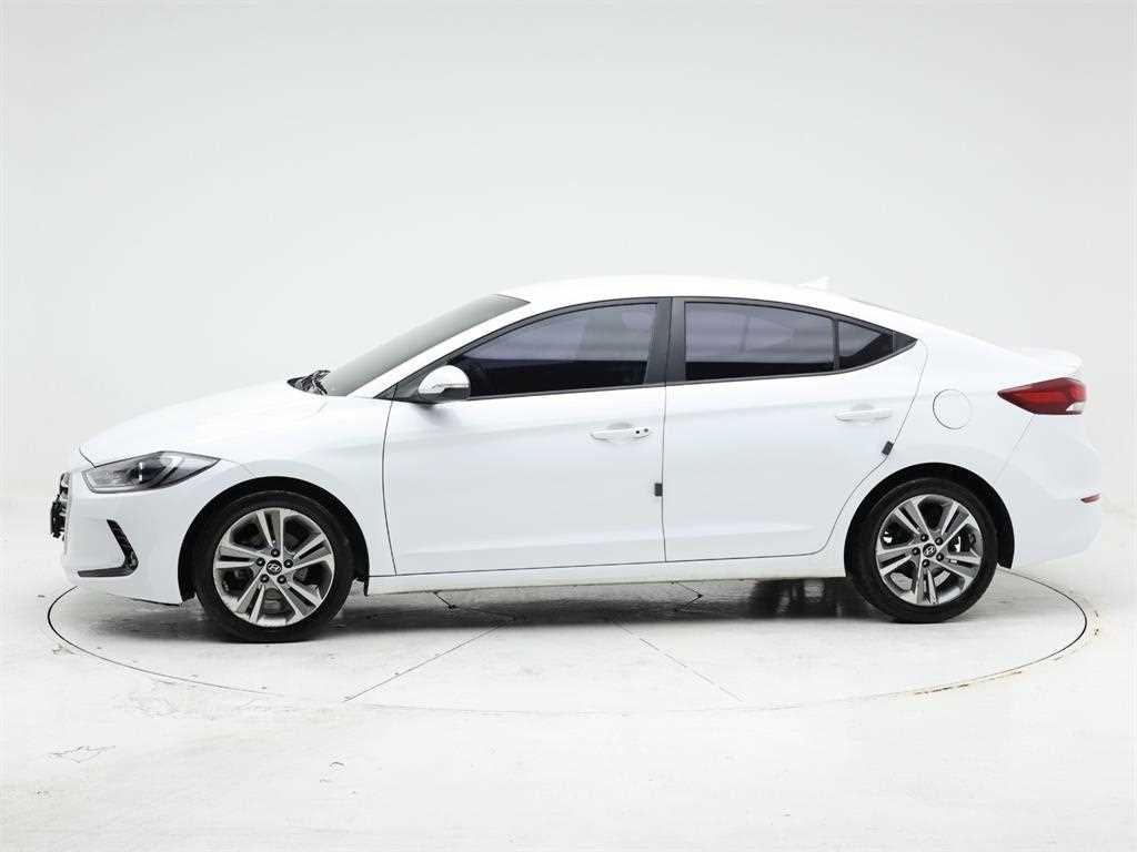 HYUNDAI Avante - Vista 3