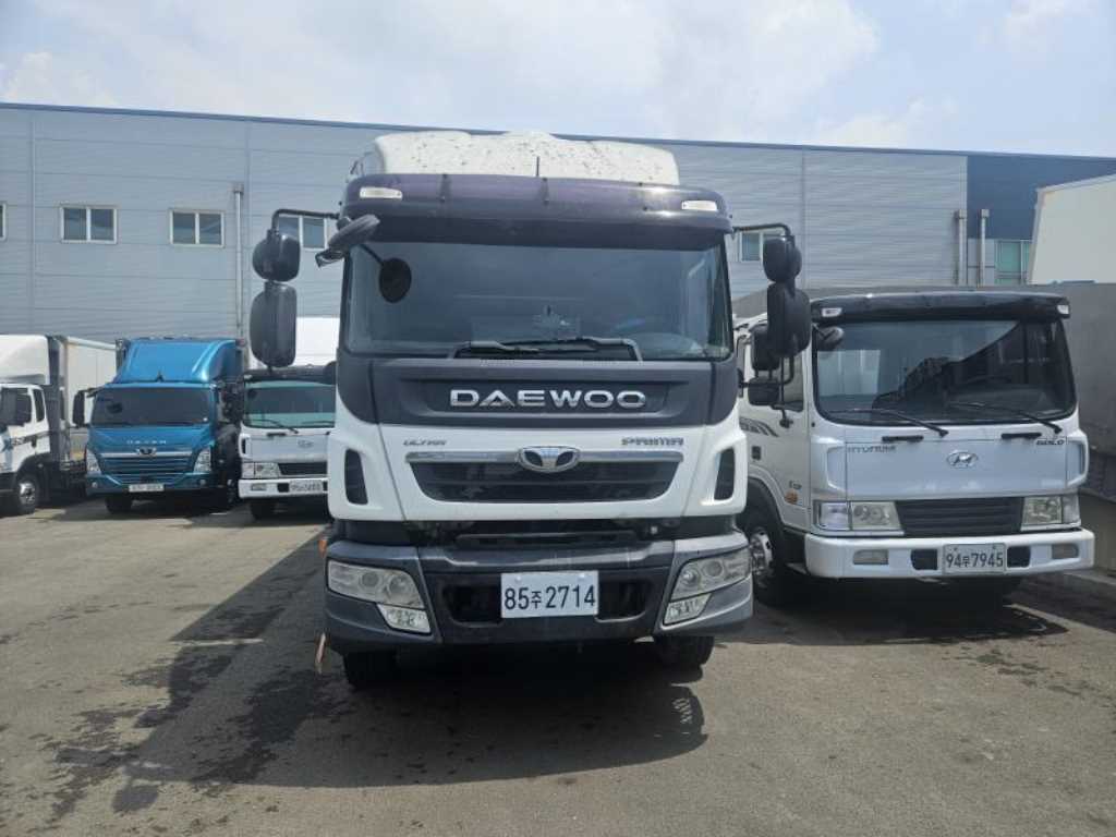 medium and large cargo truck - Vista 2