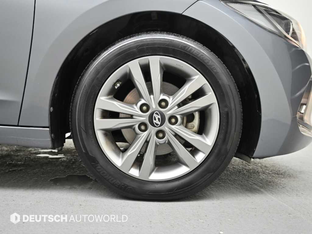 HYUNDAI Avante - Vista 5