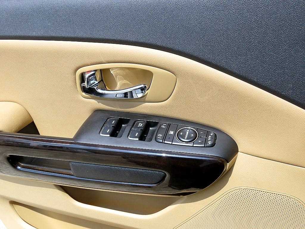 KIA Carnival - Vista 12