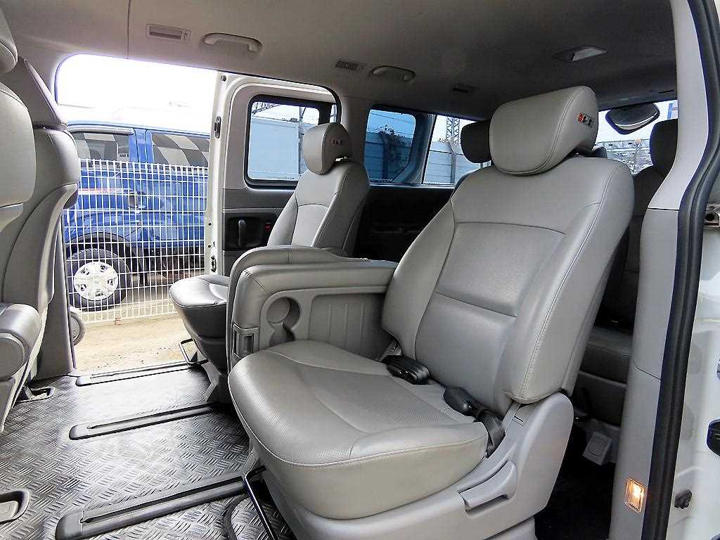HYUNDAI Starex - Vista 6