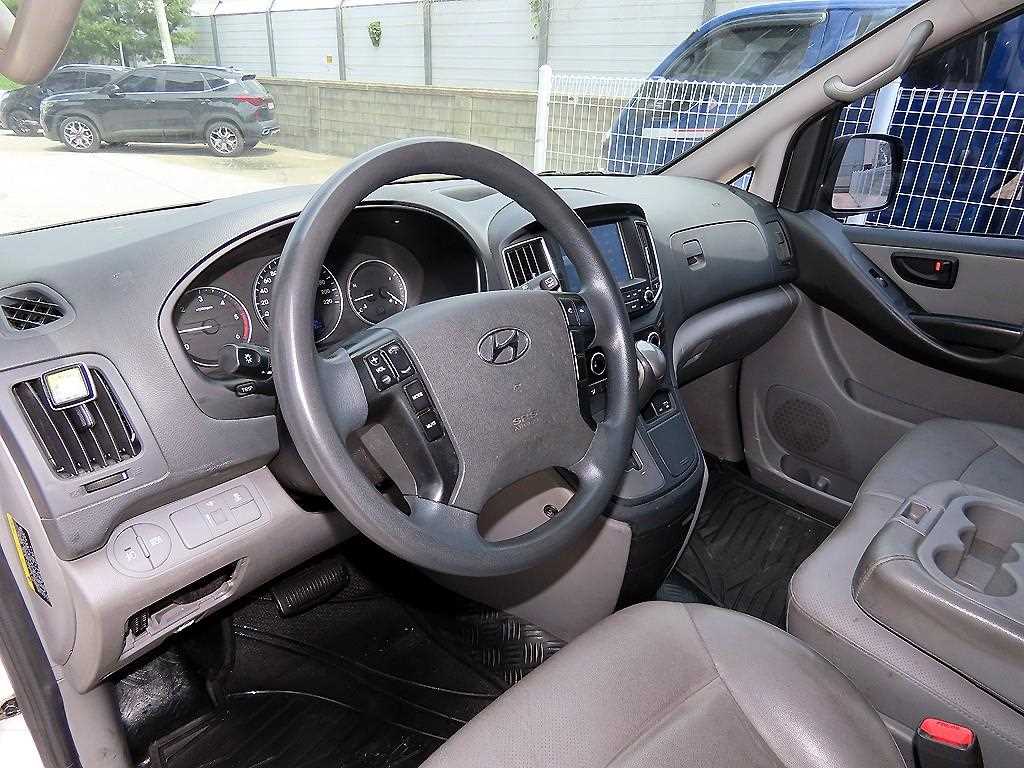 HYUNDAI Starex - Vista 7