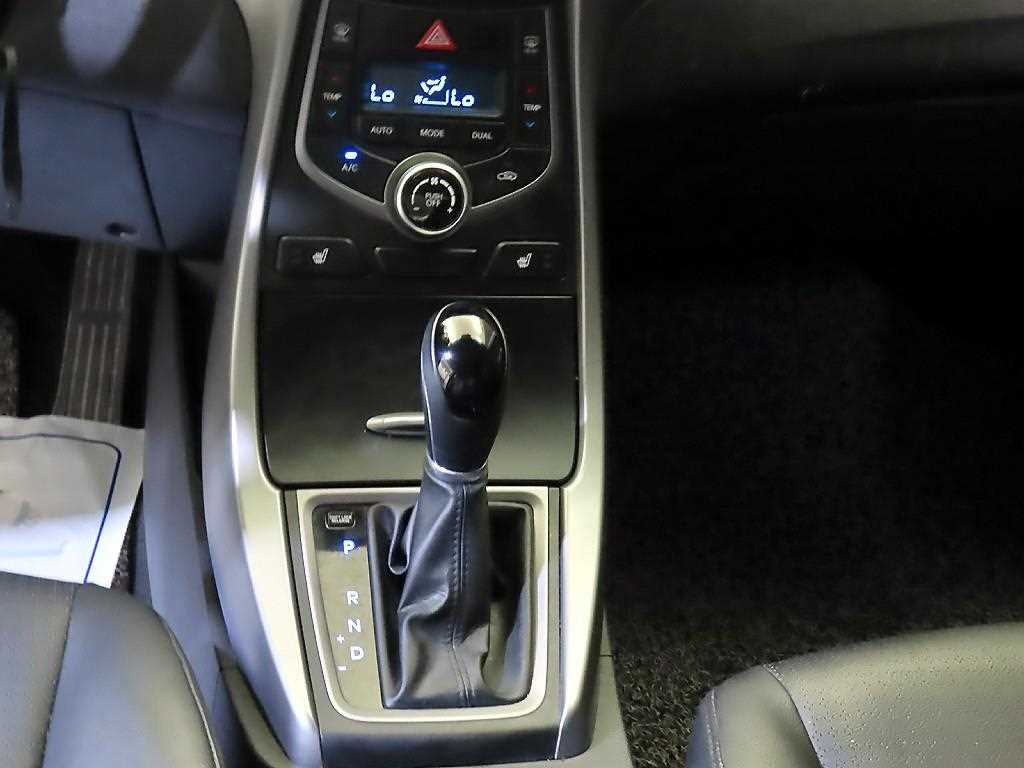 HYUNDAI Avante - Vista 12