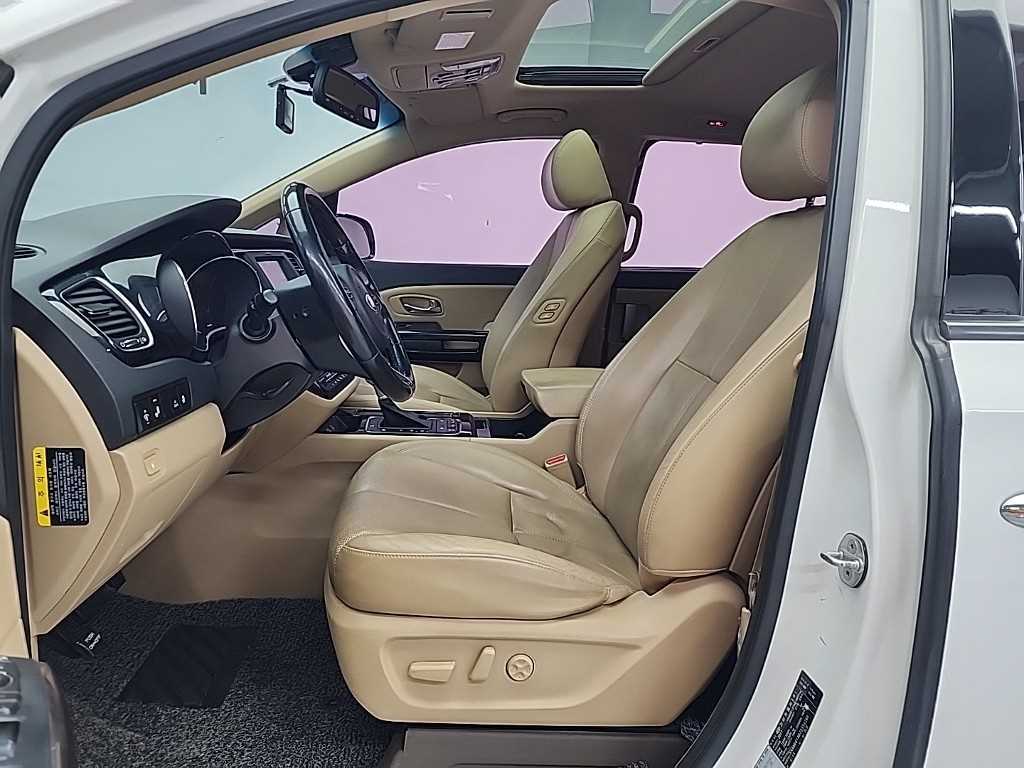 KIA Carnival - Vista 11