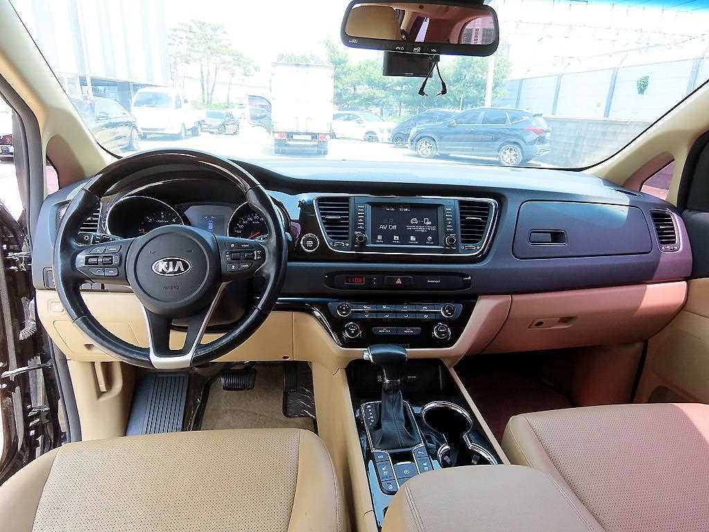 KIA Carnival - Vista 8
